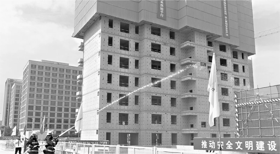 热熔防水卷材不当施工易引发火灾，防水施工多优先选择自粘卷材